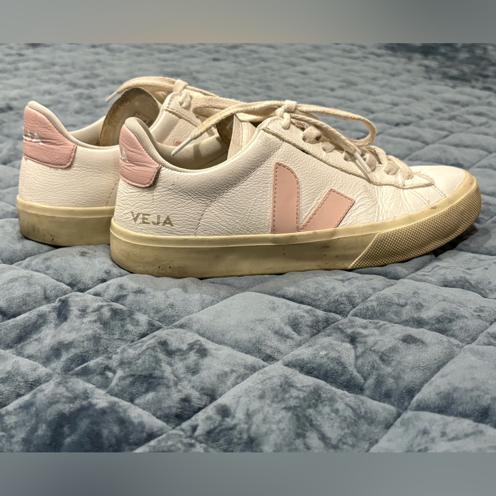 Women’s, size 8 Veja Leather Campo Sneakers